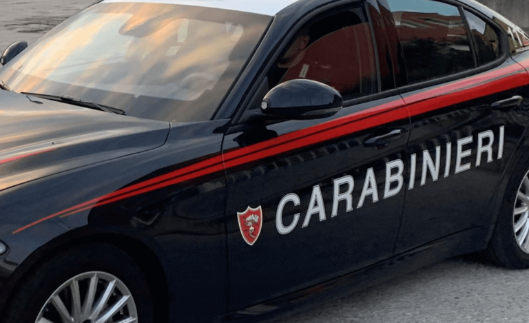 Massafra, prende il caffè al bar poi punta la pistola e fugge con la cassa: arrestato un 38enne catanese