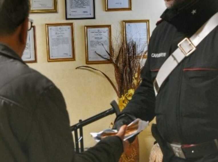 Si finge postino e si farsi consegnare 5mila euro da una coppia di anziani a Statte: arrestato un 20enne