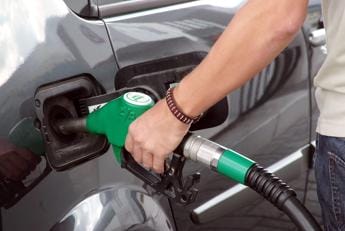 Galleria foto 'Carburante, benzina sale e gasolio cala: prezzi oggi in Italia' - foto 1