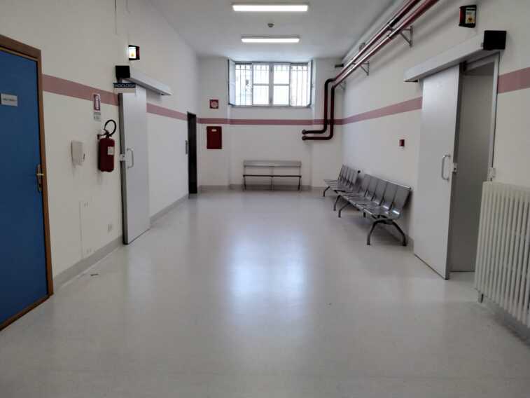 Bari, uno sportello di ascolto per gli operatori sanitari del carcere: «Risposta concreta al disagio lavorativo»