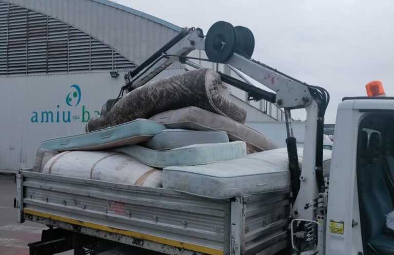 Rifiuti, a Bari pochi centri di raccolta e inadeguati: così la città si trasforma in discarica