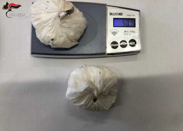 A tutta velocità sulla statale 106 ionica con oltre 100 grammi di cocaina: arrestato un 54enne tarantino