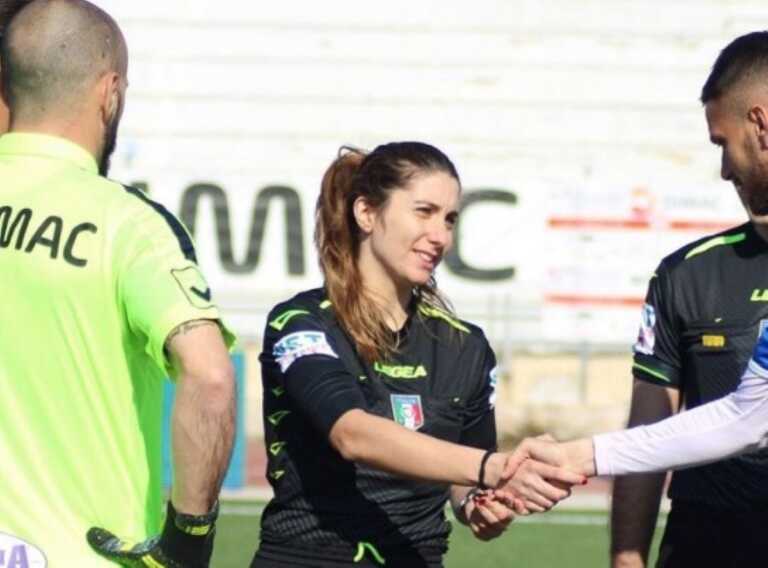 Tifoso accusa un malore durante una partita di serie D: arbitra barese ferma il gioco e lo soccorre