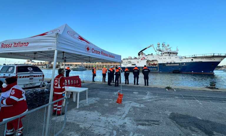 A Brindisi la Geo Barents con 339 migranti: a bordo 24 minori non accompagnati e persone con fratture