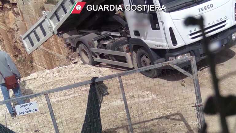 Scoperta una discarica abusiva a Maglie: 15mila metri cubi di rifiuti speciali in un terreno, 4 denunce – VIDEO