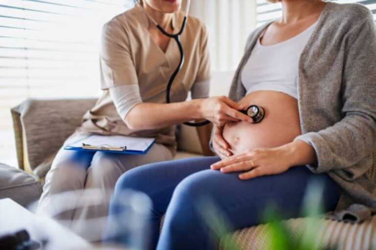Aiuti alle donne incinte, la delibera pugliese continua a far discutere: per femministe e Pd è un attacco al diritto all’aborto