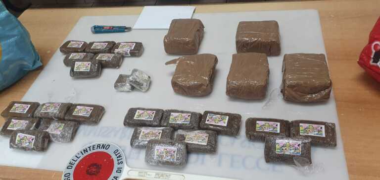Oltre 2 chili di hashish nascosti nel divano: arrestata 36enne marocchina residente in Salento Oltre 2 chili di hashish nascosti nel divano: arrestata 36enne marocchina residente in Salento
