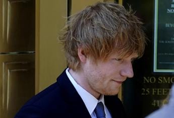 Ed Sheeran show a processo per plagio, suona e canta davanti alla giuria