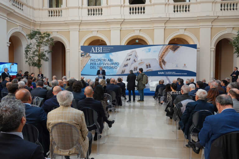 Emiliano all’evento Abi a Bari: «Istituti di credito importanti per le manovre anticrisi della Regione» – VIDEO