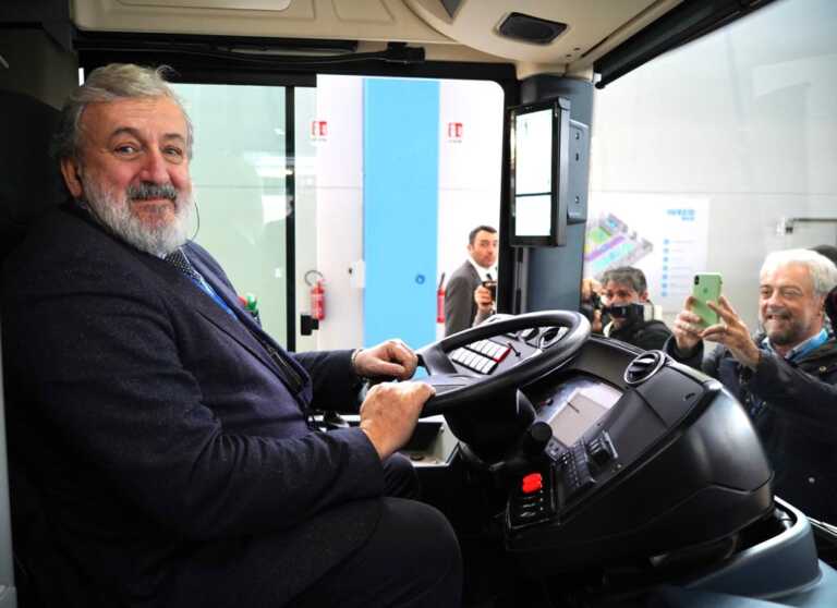 Galleria foto 'Iveco torna a produrre bus in Italia: inaugurato il nuovo stabilimento a Foggia – FOTO e VIDEO' - foto 3