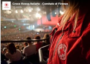 Galleria foto 'Eros Ramazzotti e stop concerto per malore fan, “Croce rossa valuta vie legali”' - foto 1