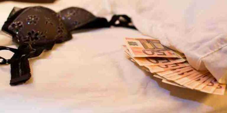 Taranto, escort ruba un anello al cliente e chiede un riscatto: arrestata 49enne con l’accusa di estorsione