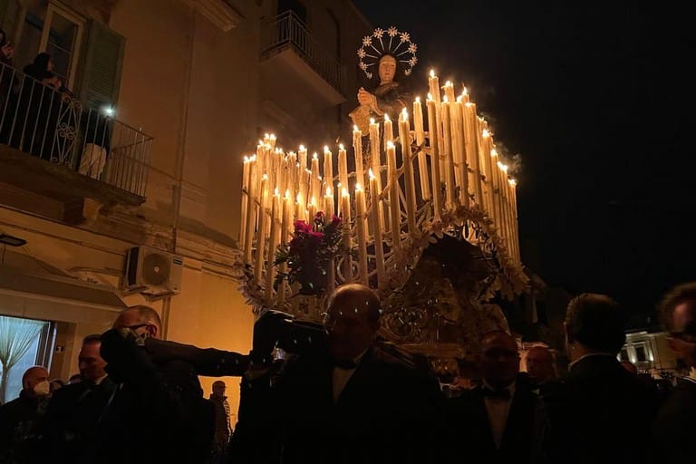 Galleria foto 'Braciere cade durante processione, confratello ferito a Bitonto' - foto 1