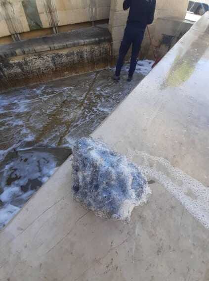 Galleria foto 'Andria, riempiono la fontana col detersivo poi l’incontro con la sindaca e le scuse: «Rimedieremo ai danni»' - foto 1