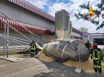 Galleria foto 'Forlì, silos crolla su un’auto: tre morti di cui due minori' - foto 1