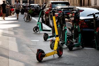 Galleria foto 'Francia, a Parigi vietati i monopattini elettrici a noleggio' - foto 1