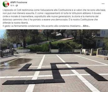 Galleria foto 'Frosinone, enorme svastica in piazza a Colli con tappetini del parco giochi' - foto 1