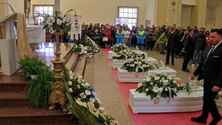 Galleria foto 'Bitonto, è il giorno del dolore: l’ultimo saluto a Lucrezia, Alessandro, Tomas e Floriana' - foto 1