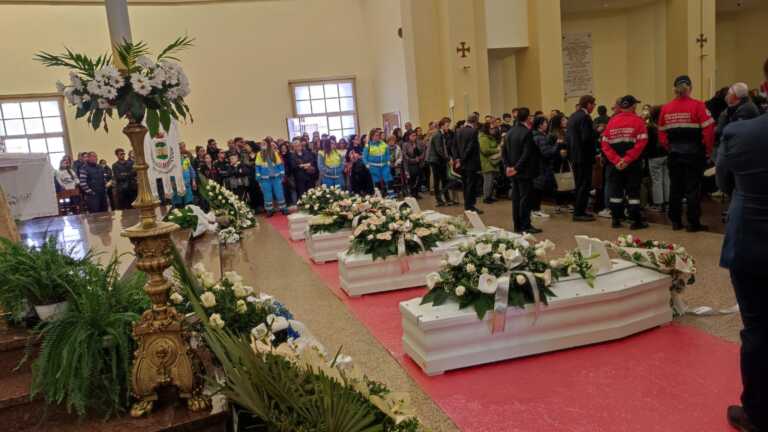 Bitonto, è il giorno del dolore: l’ultimo saluto a Lucrezia, Alessandro, Tomas e Floriana