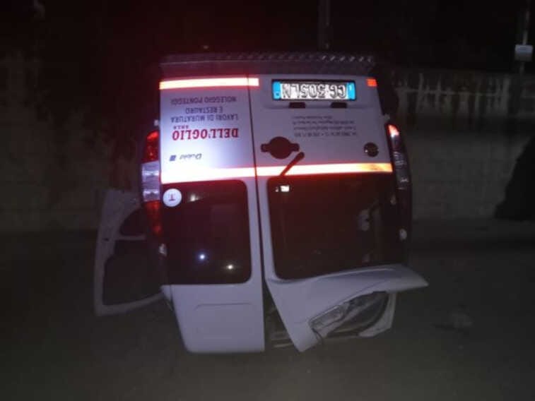 Casalvecchio di Puglia, 17enne rapina un bar ma viene  preso e rischia il linciaggio. I complici si ribaltano col furgone