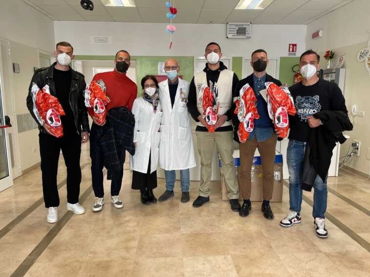 I giocatori del Bari in corsia: sorpresa per i piccoli pazienti dell’oncoematologia pediatrica del Policlinico