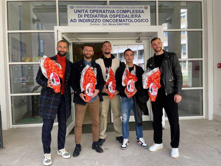 Galleria foto 'I giocatori del Bari in corsia: sorpresa per i piccoli pazienti dell’oncoematologia pediatrica del Policlinico' - foto 1