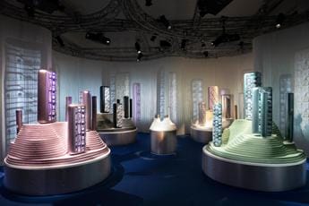 Galleria foto 'Inaugurata a Milano ‘Metropolis’, l’installazione immersiva di Fabio Novembre per Iqos' - foto 1