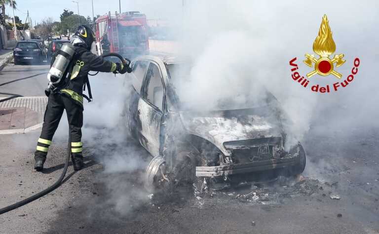 Divampa l’incendio mentre è alla guida: conducente si mette in salvo e chiama i soccorsi