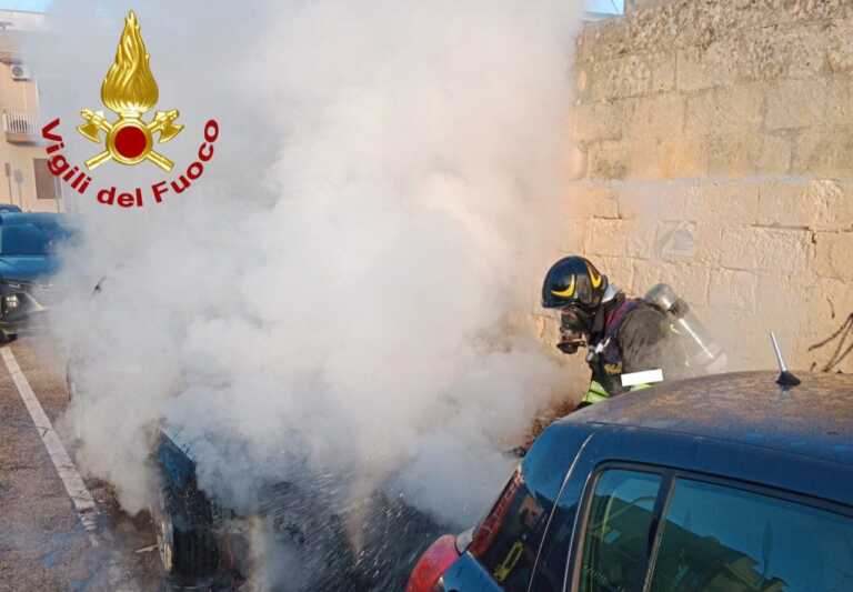 Galleria foto 'Un’altra auto in fiamme in Salento: un incendio distrugge un’Audi A4 a Lecce' - foto 1