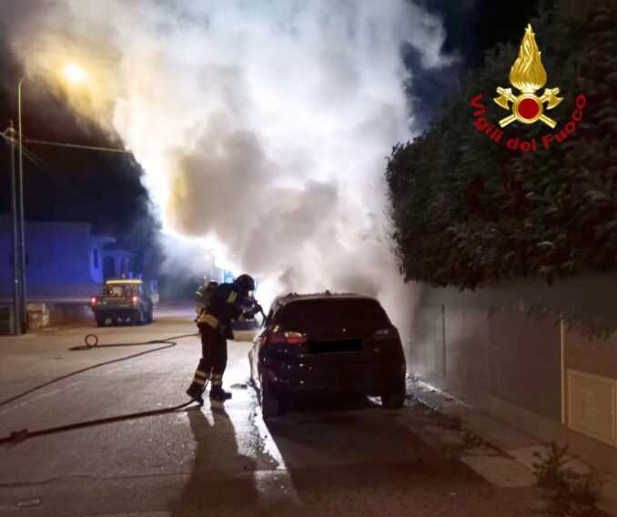 Ennesima auto distrutta da un incendio in Salento: in fiamme una Ford Fiesta a Racale