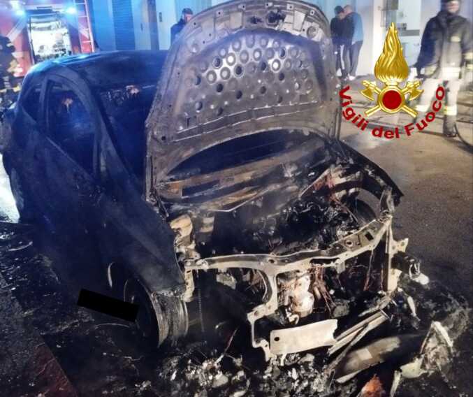 Galleria foto 'Auto in fiamme nella notte a Ugento: distrutta la Opel Corsa di una 49enne. Si indaga sulle cause' - foto 1