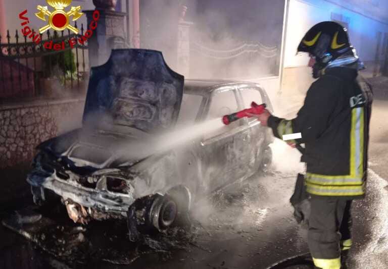 Galleria foto 'In fiamme l’auto di un carabiniere a Ugento: non si esclude l’origine dolosa. Indaga la Polizia' - foto 1