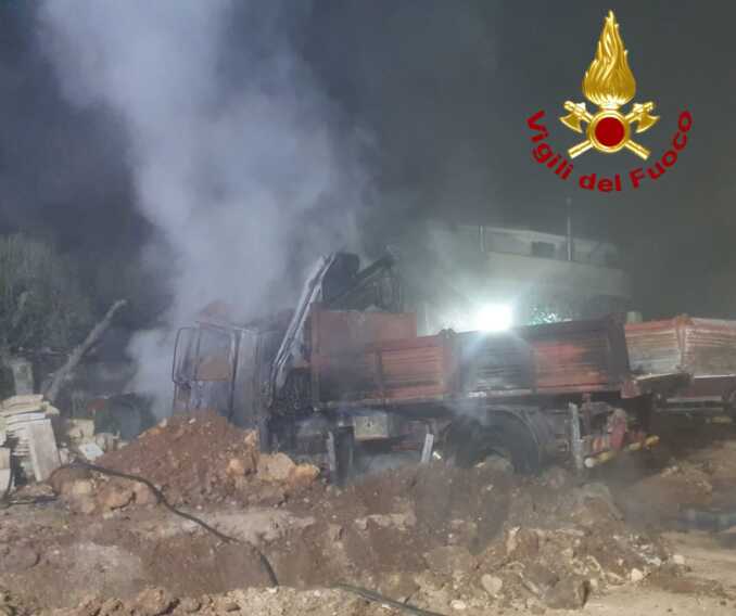 Mezzi di una ditta di Collepasso distrutti dalle fiamme nella notte: indagini in corso