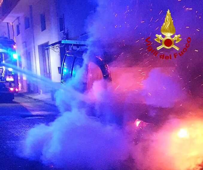 Un altro incendio in Salento: in fiamme un furgone ad Aradeo. Danneggiato il prospetto di un’abitazione