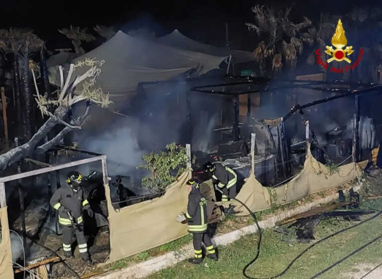 Torre Canne, un vasto incendio distrugge uno stabilimento balneare: ingenti i danni
