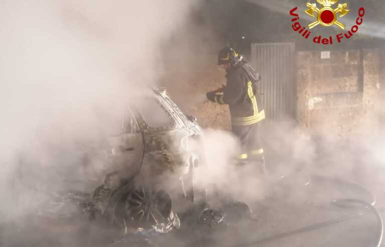 In fiamme una Bmw a Melissano: danneggiata anche un’altra auto. Intervengono i vigili del fuoco
