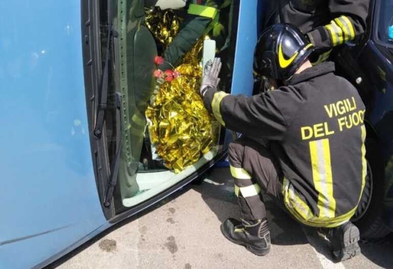 Galleria foto 'Perde il controllo dell’auto e si ribalta in via Molise a Brindisi: ferita una donna' - foto 1