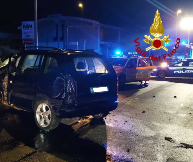 Galleria foto 'Perde il controllo dell’auto e finisce contro un muro di cinta alla periferia di Lecce: morto un 46enne' - foto 1