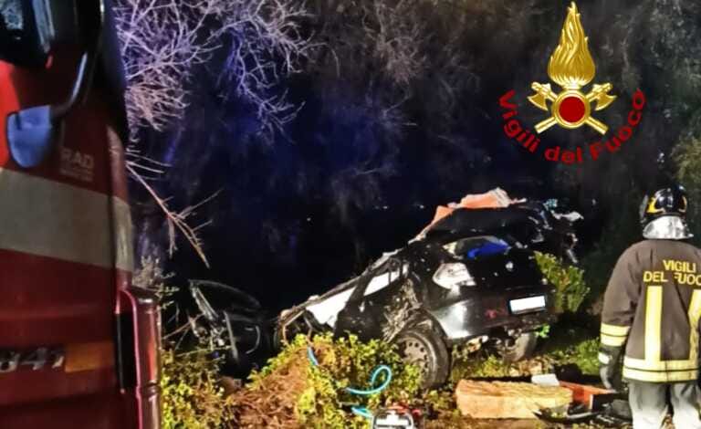 Galleria foto 'Tragedia sulla provinciale 363 a Vitigliano: Bmw finisce fuori strada. Muore un 50enne, grave un 16enne' - foto 1