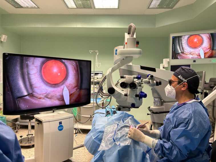 Altamura, oftalmologi riuniti al “Perinei” per uno stage: interventi in “live surgery” con le tecniche più avanzate