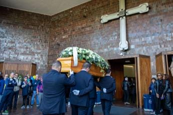 Galleria foto 'Julia Ituma, a Milano i funerali della pallavolista: commozione e lacrime' - foto 1