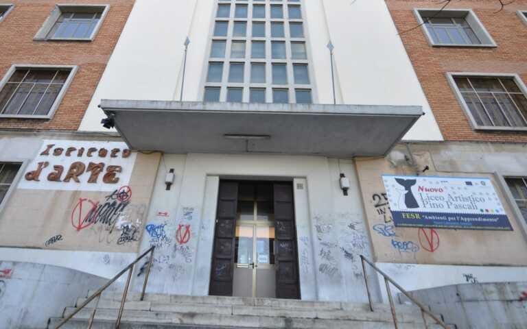 Galleria foto 'Lutto al liceo artistico di Bari: docente di 66 anni ha un malore e si accascia in sala professori' - foto 1