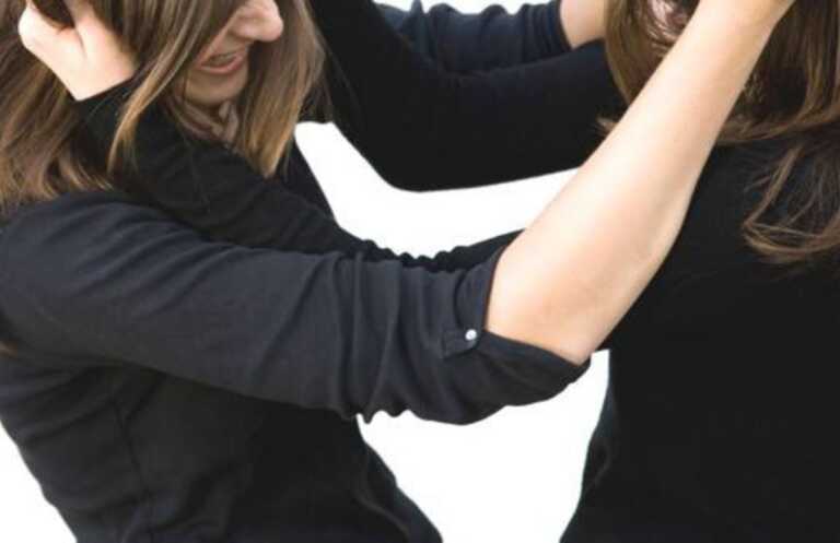 Aggredisce per strada la “rivale” puntandole contro una pistola e un coltello: arrestata 48enne a Carosino