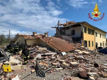 Galleria foto 'Lucca, scoppia bombola di gas e crolla abitazione: 2 dispersi' - foto 1