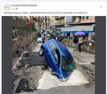 Galleria foto 'Maltempo, voragine inghiotte auto a Napoli' - foto 1