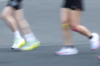 Galleria foto 'Maratona col trucco, atleta sale in auto e arriva terza' - foto 1
