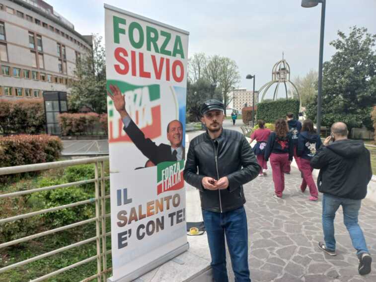 Galleria foto 'Berlusconi, il suo sostenitore di Lecce fuori dall’ospedale anche a Pasqua' - foto 1