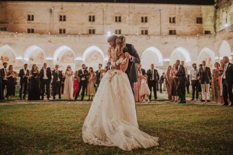 Lecce, via libera a matrimoni nei parchi e in riva al mare: ok dal Comune a celebrazioni nei siti privati