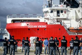 Galleria foto 'Migranti, 92 su Ocean Viking a Salerno: la metà sono minori soli' - foto 1