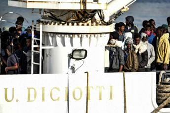 Galleria foto 'Migranti, barca in difficoltà: 400 persone a bordo' - foto 1